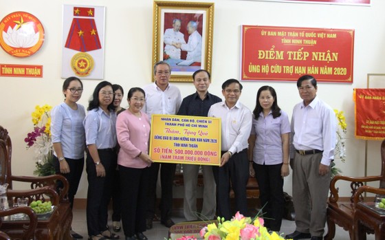Phó Bí thư Thành ủy TPHCM Võ Thị Dung thăm, trao tiền hỗ trợ người dân vùng hạn hán Ninh Thuận ảnh 1