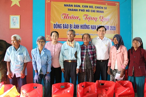 Phó Bí thư Thành ủy TPHCM Võ Thị Dung thăm, trao tiền hỗ trợ người dân vùng hạn hán Ninh Thuận ảnh 2