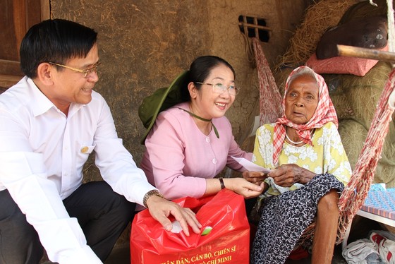 Phó Bí thư Thành ủy TPHCM Võ Thị Dung thăm, trao tiền hỗ trợ người dân vùng hạn hán Ninh Thuận ảnh 4