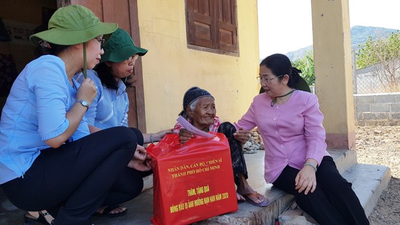 Phó Bí thư Thành ủy TPHCM Võ Thị Dung thăm, trao tiền hỗ trợ người dân vùng hạn hán Ninh Thuận ảnh 3