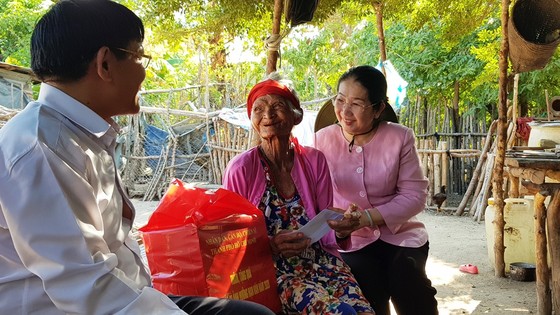 Phó Bí thư Thành ủy TPHCM Võ Thị Dung thăm, trao tiền hỗ trợ người dân vùng hạn hán Ninh Thuận ảnh 5