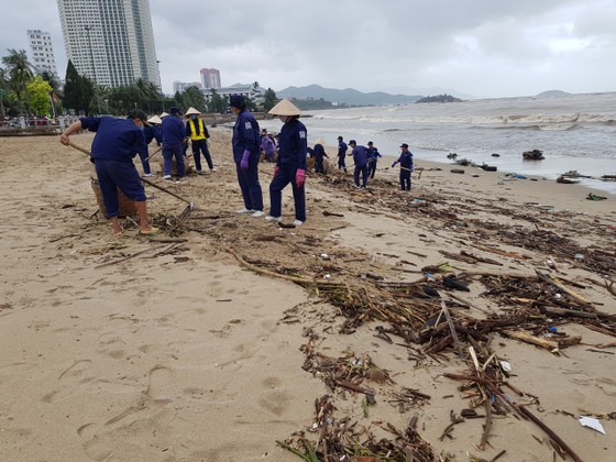 Biển Nha Trang “ngập” rác sau mưa lũ ảnh 2