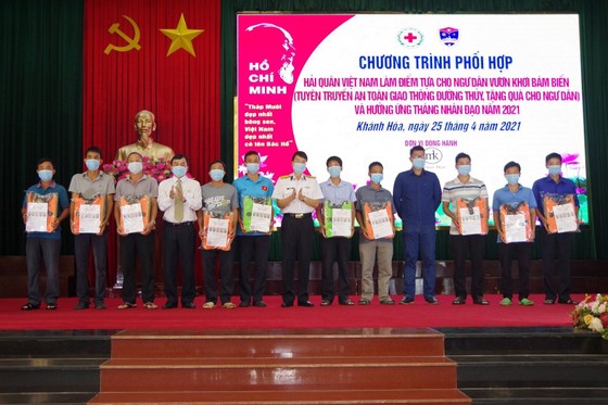 Tặng ngư dân Khánh Hòa 200 áo phao cứu sinh ảnh 1