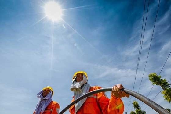 Trời nắng nóng 40°C, chuyên gia cảnh báo hạn chế ra đường, phòng "sốc nhiệt" ảnh 1