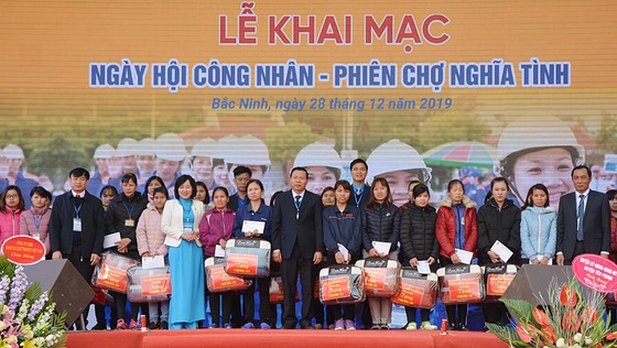 Trao 2.000 suất quà, tặng 7.000 vé xe về quê đón Tết ảnh 3