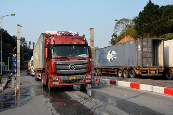 Gần 700 xe nông sản nằm chờ ở cửa khẩu biên giới phía Bắc ảnh 1