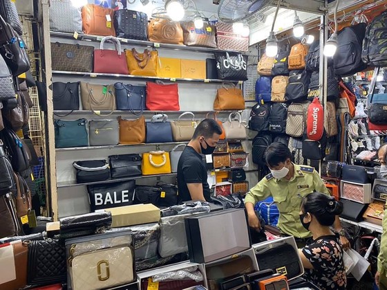 Thu giữ 1.500 đồng hồ, kính, ví... có dấu hiệu giả nhãn hiệu nổi tiếng tại chợ Bến Thành, Saigon Square ảnh 4