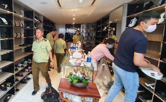 Đột kích các 'tổng kho' thực phẩm chức năng, đồ hiệu thời trang giả ảnh 2