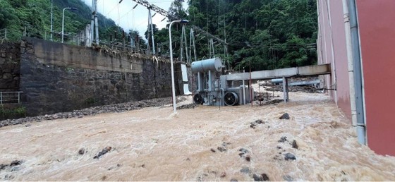 Cận cảnh nhà máy thủy điện bị đất đá vùi trong mưa lũ ảnh 7