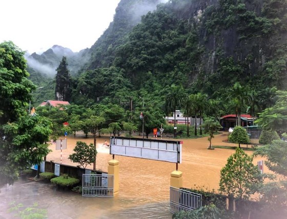 5 trận động đất ở Sơn La, mưa lớn Hạ Long chìm trong biển nước ảnh 4