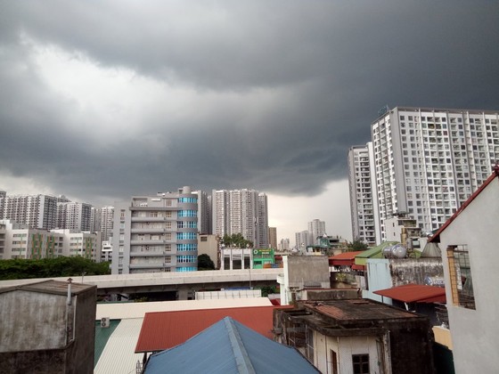 Áp thấp nhiệt đới đang đi vào Biển Đông ảnh 1