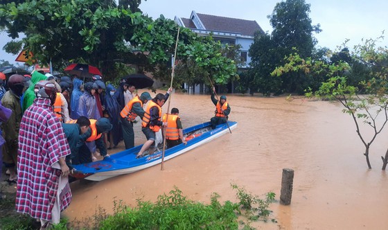 Sơ tán khẩn 26.000 người tránh lũ lụt ở miền Trung ảnh 2