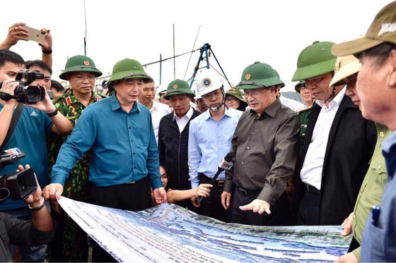 Phó Thủ tướng Trịnh Đình Dũng đang ở tâm bão để chỉ huy ứng phó ảnh 3