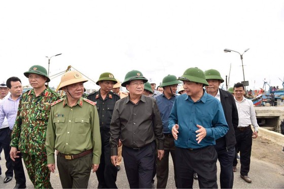 Phó Thủ tướng Trịnh Đình Dũng đang ở tâm bão để chỉ huy ứng phó ảnh 2