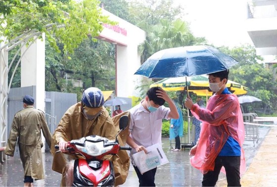 Hà Nội mưa to, cây cổ thụ đổ làm sập tường TAND Tối cao ảnh 3