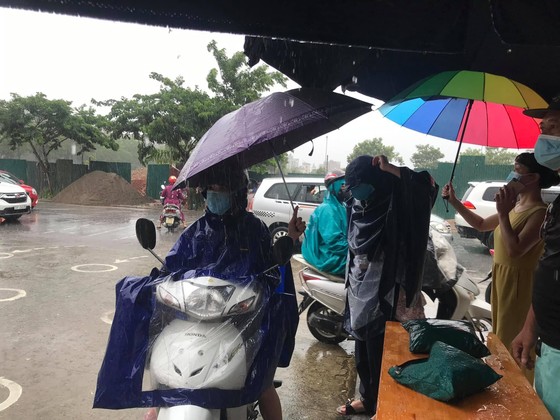 Hà Nội mưa to, cây cổ thụ đổ làm sập tường TAND Tối cao ảnh 2