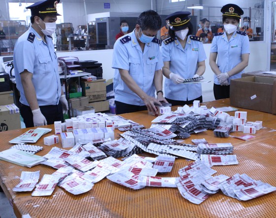 Bắt lô hàng hơn 60.000 viên thuốc điều trị Covid-19 ảnh 2