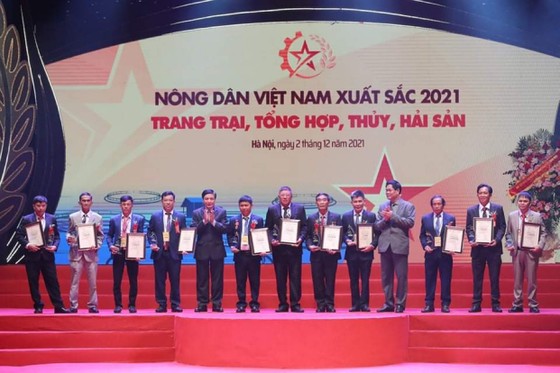 Chủ tịch Quốc hội Vương Đình Huệ dự lễ tôn vinh 63 nông dân Việt Nam xuất sắc năm 2021 ảnh 10