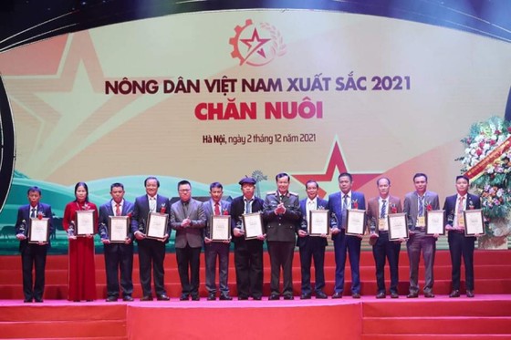 Chủ tịch Quốc hội Vương Đình Huệ dự lễ tôn vinh 63 nông dân Việt Nam xuất sắc năm 2021 ảnh 9