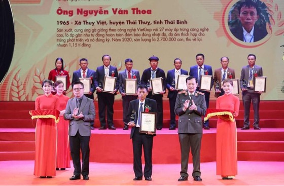 Chủ tịch Quốc hội Vương Đình Huệ dự lễ tôn vinh 63 nông dân Việt Nam xuất sắc năm 2021 ảnh 8