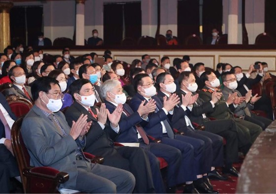 Chủ tịch Quốc hội Vương Đình Huệ dự lễ tôn vinh 63 nông dân Việt Nam xuất sắc năm 2021 ảnh 3