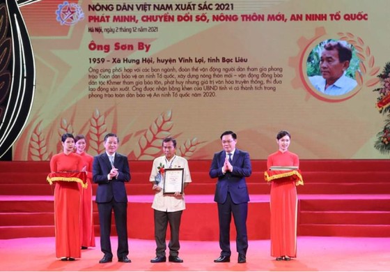 Chủ tịch Quốc hội Vương Đình Huệ dự lễ tôn vinh 63 nông dân Việt Nam xuất sắc năm 2021 ảnh 1