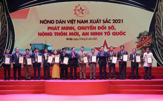 Chủ tịch Quốc hội Vương Đình Huệ dự lễ tôn vinh 63 nông dân Việt Nam xuất sắc năm 2021 ảnh 4