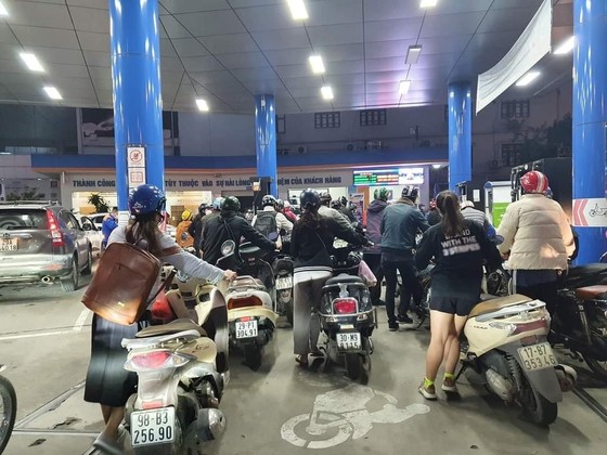 Chiều nay 11-3, giá xăng dầu tăng thêm 3.000-4.000 đồng/lít ảnh 1