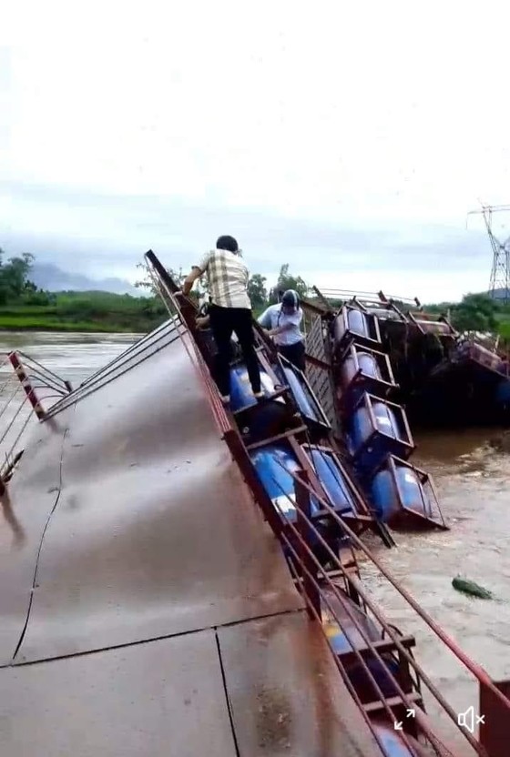 Miền Bắc: Nhiều nơi đường thành sông, ô tô 'bơi' trong nước ảnh 9