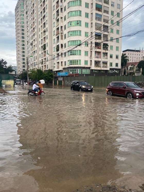 Hà Nội mưa như trút nước, nhiều nơi ngập sâu, xe cộ 'chôn chân' trên đường  ảnh 2