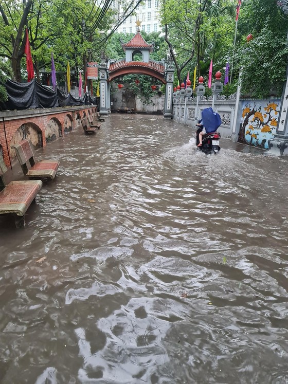 Hà Nội mưa như trút nước, nhiều nơi ngập sâu, xe cộ 'chôn chân' trên đường ảnh 4