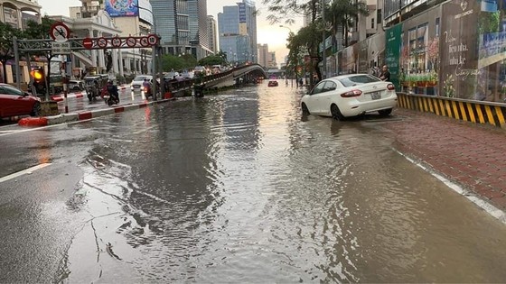 Hà Nội mưa như trút nước, nhiều nơi ngập sâu, xe cộ 'chôn chân' trên đường ảnh 6