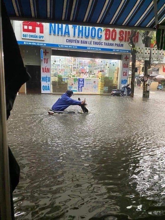 Hà Nội mưa như trút nước, nhiều nơi ngập sâu, xe cộ 'chôn chân' trên đường  ảnh 1