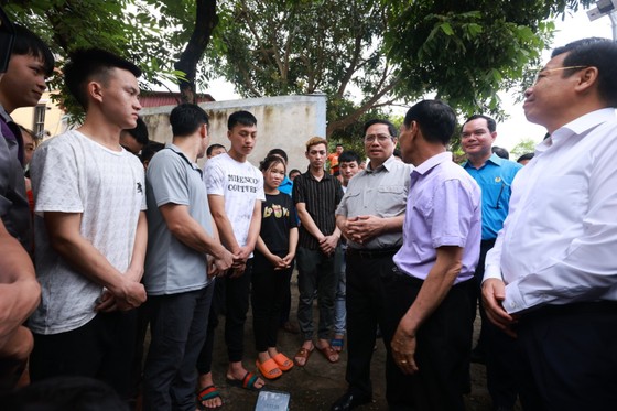 Thủ tướng đến khu nhà trọ thăm hỏi, tặng quà công nhân lao động ảnh 1