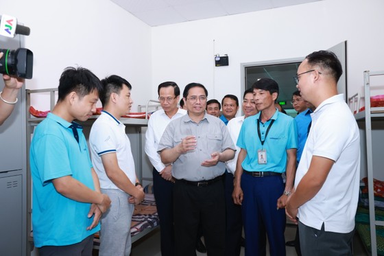 Thủ tướng đến khu nhà trọ thăm hỏi, tặng quà công nhân lao động ảnh 5
