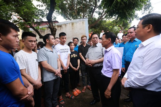 Thủ tướng đến khu nhà trọ thăm hỏi, tặng quà công nhân lao động ảnh 4