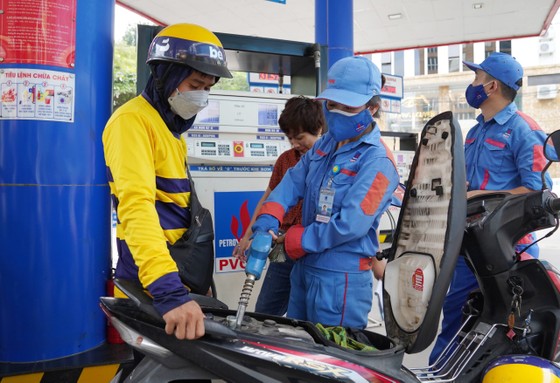 Giá xăng dầu giảm nhẹ sau 7 lần tăng ảnh 1