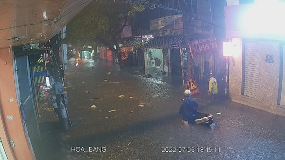 Hà Nội xuất hiện gió lốc, mưa lớn, gây ngập nhiều tuyến phố ảnh 3