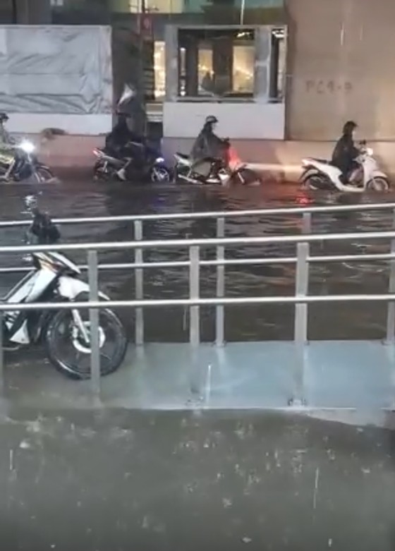 Hà Nội xuất hiện gió lốc, mưa lớn, gây ngập nhiều tuyến phố ảnh 2