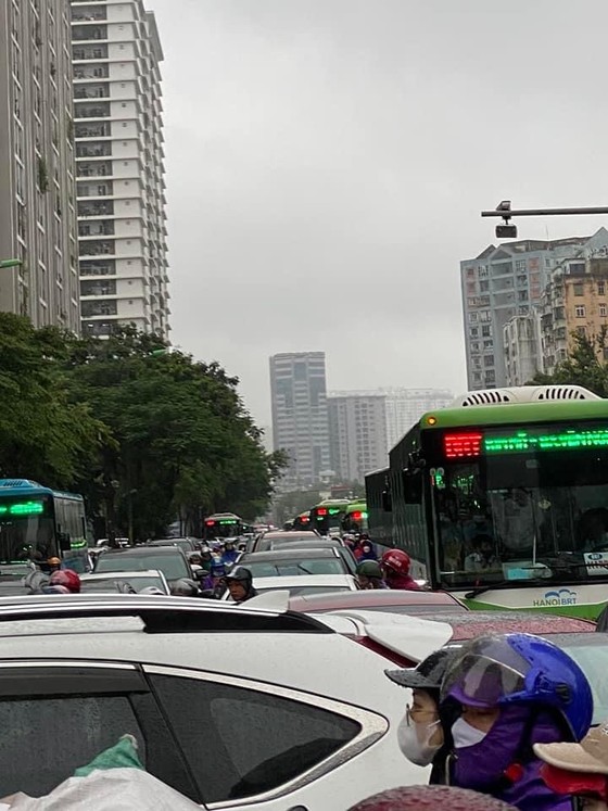 Nhiều tuyến đường ở Hà Nội ùn tắc nghiêm trọng vì mưa bão ảnh 3