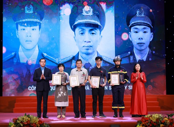 Các chiến sĩ PCCC ở Hà Nội được tôn vinh trong chương trình 'Bản lĩnh Việt Nam' ảnh 6