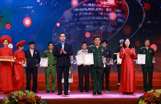 Các chiến sĩ PCCC ở Hà Nội được tôn vinh trong chương trình 'Bản lĩnh Việt Nam' ảnh 3