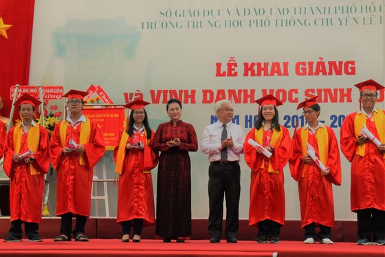Chủ tịch Quốc Hội Nguyễn Thị Kim Ngân dự lễ khai giảng Trường THPT chuyên Lê Hồng Phong ảnh 5