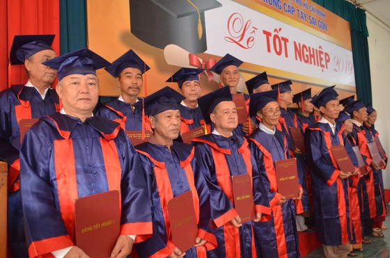 Gần 600 “cụ” sinh viên nhận bằng tốt nghiệp trung cấp ảnh 2