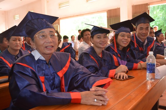 Gần 600 “cụ” sinh viên nhận bằng tốt nghiệp trung cấp ảnh 3