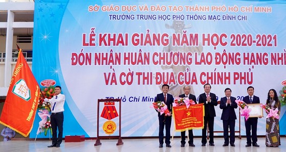 Chủ tịch UBND TPHCM Nguyễn Thành Phong dự lễ khai giảng tại Trường THPT Mạc Đĩnh Chi ảnh 2