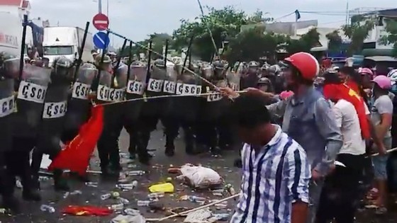 Khởi tố vụ án gây rối trật tự công cộng, hủy hoại tài sản và chống người thi hành công vụ ở Bình Thuận ảnh 1