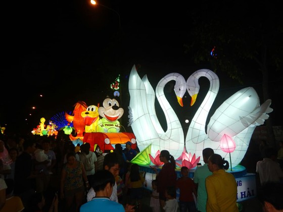 Tưng bừng Lễ hội rước đèn Trung thu lớn nhất Việt Nam ảnh 2