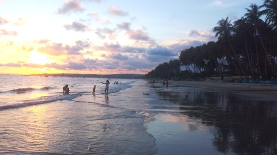 Phan Thiết công bố các khu vực tắm biển an toàn ảnh 1