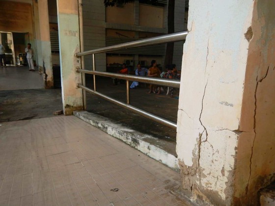 Hãi hùng chân trụ nâng đỡ 4 tầng lầu Bệnh viện Đa khoa tỉnh Bình Thuận nứt toác, trơ sắt ảnh 4